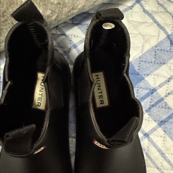 21. Hunter Chelsea Boots - With Boot Shine/Rubber Buffer Spray - Picture 4 of 7